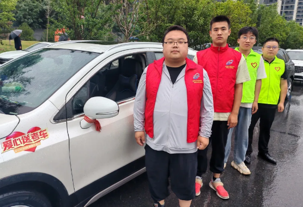 为梦护航、与爱同行|金兴科创党支部开展“爱心送考”志愿服务活动